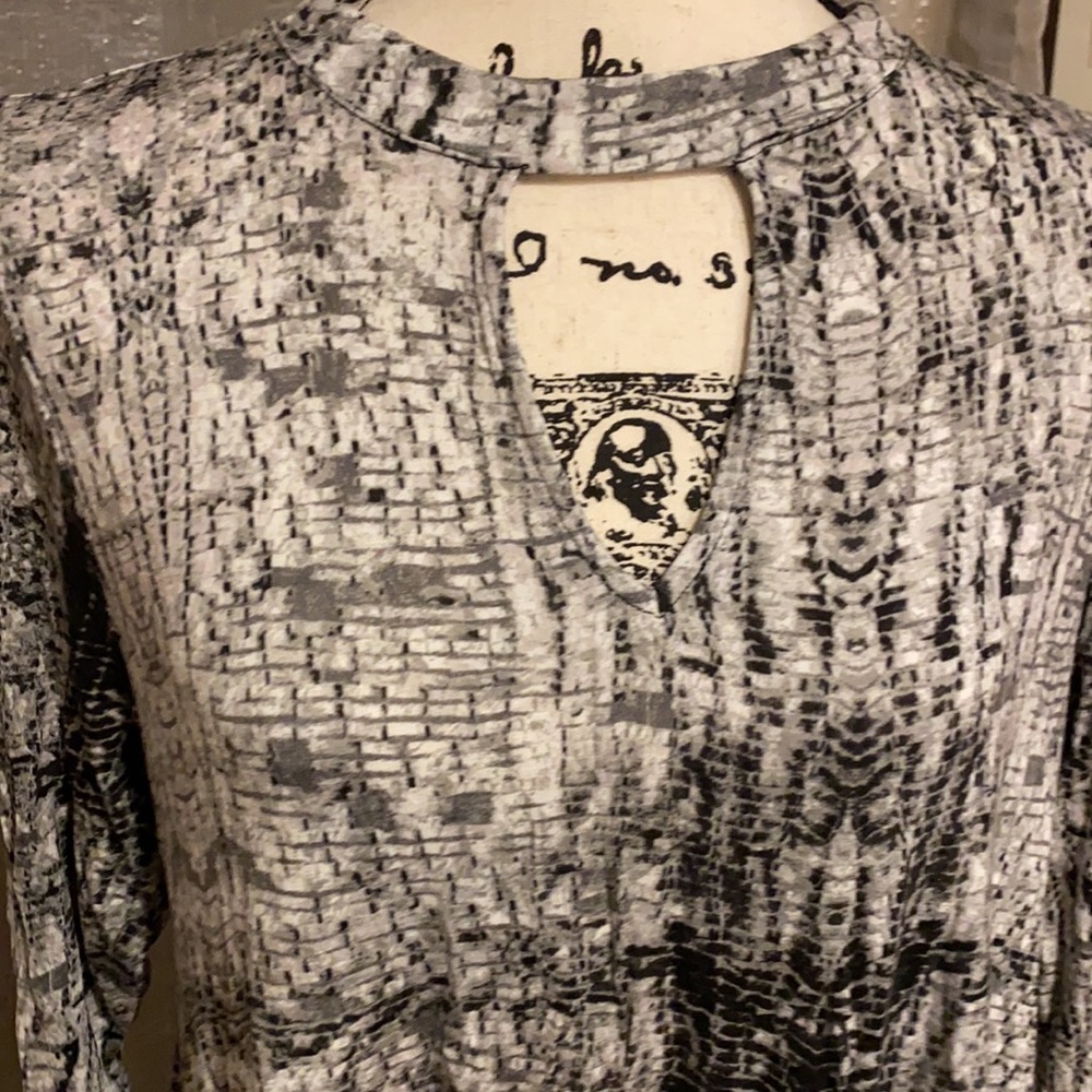 Jennifer Lopez Choker Blouse - Picture 2 of 8